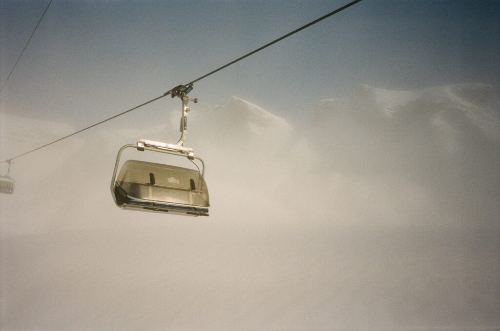 Aufnahme eines Sessellifts mit analogem Film Kodak Portra 400.
