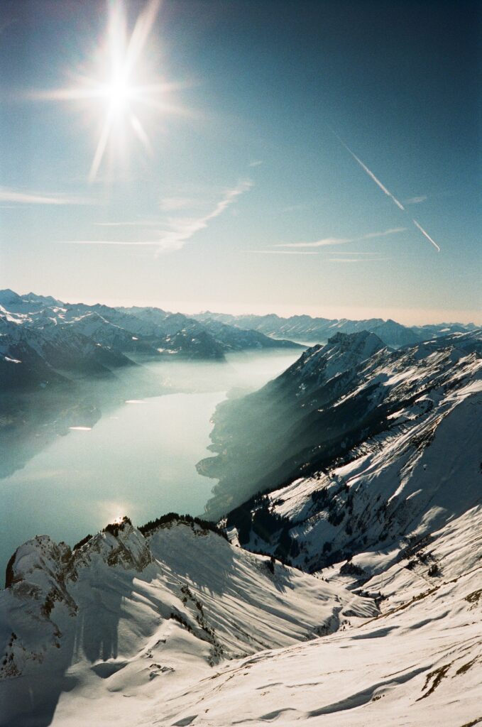 Wunderschöne Aussicht vom Brienzer Rothorn auf den Brienzersee. Aufgenommen mit einer Olympus LT-1.