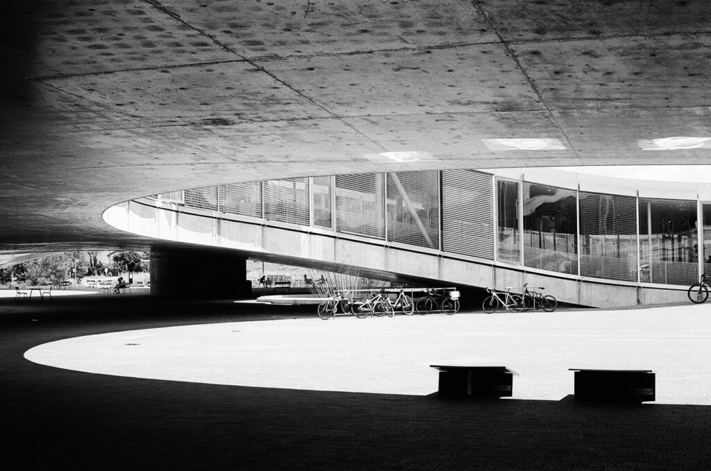 Das Gebäude der EPFL in Lausanne mit einem Schwarz-Weiss-Film afugenommen.